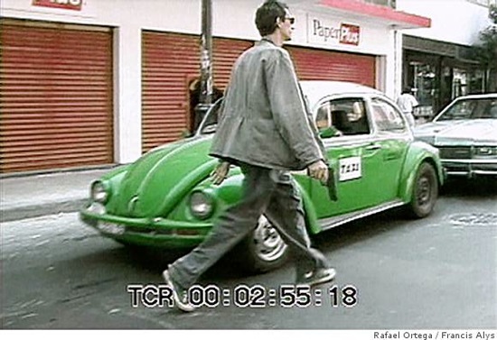 alys Francis Alÿs ve Rafael Ortega'nın "Re-enactments" (Tekrardan sahnelendirme) videosundan bir görüntü. Alÿs'in Mexico City'de bir silah dükkanıdan tabanca satın alıp sokakta dolaştıktan sonra polis tarafından yakalanması, başka bir gün de aynı olayın canlandırmasının yapılması gösteriliyor.